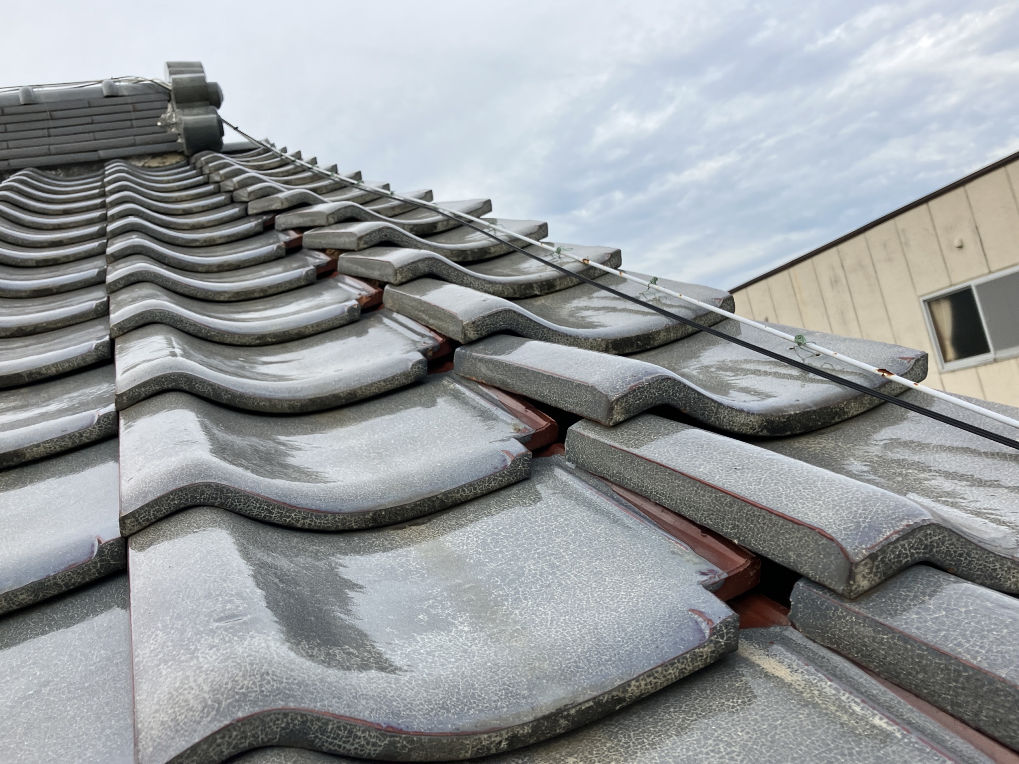 瓦がゆがんで大きな隙間